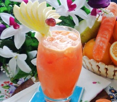 Đổ nước ép ra ly, thêm đường trắng, đá viên vào, khuấy đều. Bạn có thể trang trí tùy thích để làm thức uống thêm bắt mắt nhé!