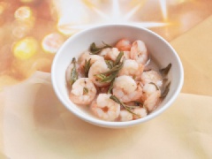 Tôm nấu trà đơn giản tuy lạ miệng nhưng vẫn ngon. Tôm giòn ngọt, ngấm đều nước trà không hơi chát. Nếu tìm mua được tôm nõn sẵn có ở siêu thị thì sẽ rút ngắn thêm được thời giản chế biến nữa nhé!