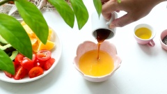 Pha nước sốt cho salad: cho vào chén 60ml nước ép cam, 2 muỗng canh giấm, 2 muỗng canh mật ong, 1 muỗng canh dầu olive, 1 muỗng canh hạt chia rồi khuấy lên cho thật đều.