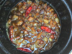 Khi hỗn hợp đun hơi cạn và sền sệt lại thì thêm hành lá cắt nhỏ vảo đảo đều rôi tắt bếp.