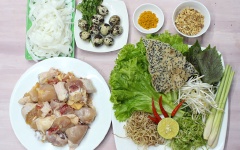 Đùi gà rửa sạch, chặt miếng vừa ăn. Rau sống các loại rửa sạch, cho ra đĩa cùng gia vị, nguyên liệu còn lại.
