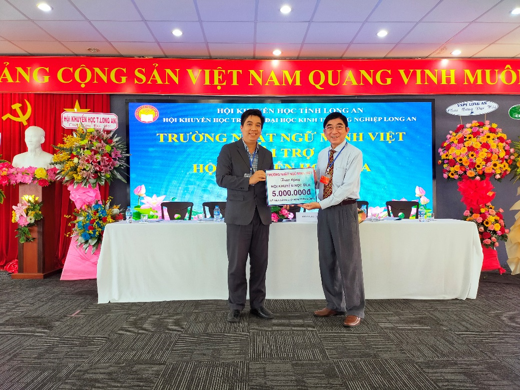 ông Trần Quốc Trung – Hiệu trưởng Trường Nhật Ngữ Minh Việt tài trợ 5.000.000 đồng cho Hội Khuyến học Trường DLA