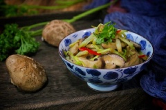 Món nấm đông cô xào hẹ vàng thích hợp làm món ăn ngon cơm trong ngày chay đầu năm nhé! Món ăn cay thơm rất ấm bụng đấy! Nếu bạn có thể muốn món xào cay hơn thì có thể cho ớt vào xào sớm hơn.