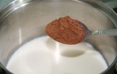 Cho vào nồi 250ml sữa tươi, 28g bột cacao, 3 muỗng canh đường trắng, đun với lửa to.