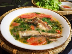 Canh cá khoai nấu mẻ là món ăn giản dị phổ biển trong nhiều bữa cơm của gia đình Việt. Món canh vị chua chua, thịt cá mềm thơm, cùng các loại rau thơm hấp dẫn.