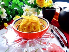 Mứt vỏ bưởi dẻo ngọt chỉ cần bào lớp mỏng vỏ bưởi sau đó thái sợi nhỏ, đem bóp với muối nhiều lần nho bớt vị đắng. Cuối cùng rim cùng đường phèn, mật ong cho bưởi dẻo mềm là được.