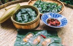 Lấy bánh bột lọc nhân thịt tôm đã hấp chín ra khỏi xửng, đợi cho bánh nguội bớt là bạn có thể bóc bỏ lớp lá chuối và chấn cùng nước mắm cay ngon, đậm đà rồi nhé.