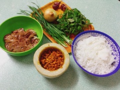 Lòng gà rửa sạch với muối xong cắt nhỏ khúc vừa ăn. Nghệ gọt vỏ, giã nát. Hẹ rửa sạch, xắt khúc 5cm. Rau răm rửa sạch, xắt nhỏ. Hành tây cắt múi cau nhỏ. Bắc chảo cho dầu ăn vào đun nóng. Hành tím và tỏi băm nhỏ bỏ vào phi vàng.
