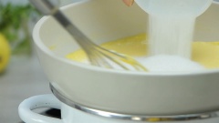 Đun sôi một nồi nước, hạ lửa liu riu để nước vừa đủ nóng, đặt lên nồi một chiếc tô lớn, cho 250gr kem phô mai vào đánh cho mềm mịn. Tiếp theo cho 6 lòng đỏ trứng gà vào, tiếp tục đánh cho kem phô mai và trứng hoà quyện. Cho 60gr bơ lạt và 100ml sữa tươi nguyên kem vào chén, đem quay trong lò vi sóng 30 giây ở 650 watts. Sau đó thêm 70gr đường trắng, hỗn hợp bơ lạt và sữa tươi nguyên kem vào tô, khuấy đều cho hoà quyện.