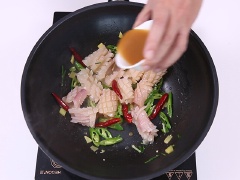 Làm nóng chảo với chút dầu ăn để láng mặt. Cho đầu hành trắng và ớt vào xào thơm khoảng 30 giây. Trút mực vào xào nhanh tay trên lửa vừa. Rưới hỗn hợp gia vị đã trộn ở bước 2 vào tiếp tục đảo đều.