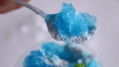 Chỉ vài bước siêu đơn giản đã có ngay ly đá pepsi blue pudding hạt chia vừa đẹp mắt vừa ngon miệng, với vị béo béo của sữa cốt dừa kết hợp đá bào pepsi blue mát lạnh, thêm hạt chia ăn lạ miệng. Còn chần chừ gì mà không thử ngay thôi, đảm bảo đám bạn sẽ vô cùng ngạc nhiên khi thấy thành phẩm bạn làm ra nè!