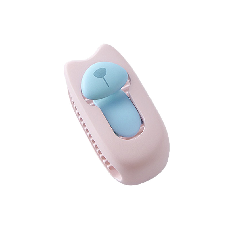 Comforter fastening clips, slip-resistant