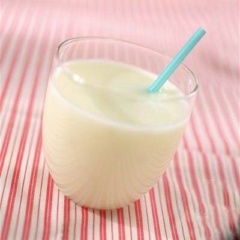 Sữa nấu xong có thể uống nóng hoặc để nguội rồi cho vào ngan mát tủ lạnh khoảng 2-3 tiếng là có thể dùng nhé!