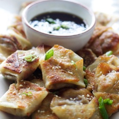 Thưởng thức cùng loại nước chấm yêu thích của bạn nhé. Những ngày cuối tuần trôi qua thật nhanh, chúng ta cùng trổ tài cho người thân với món hoành thánh rau củ chiên giòn rụm này nhé, cho bữa ăn cuối tuần thêm phần mới mẻ đấy mà.
