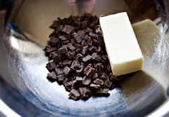 Cho bơ và chocolate vào chảo đun cách thủy đến khi cả hai tan chảy và hòa quyện vào nhau thì để nguội.
