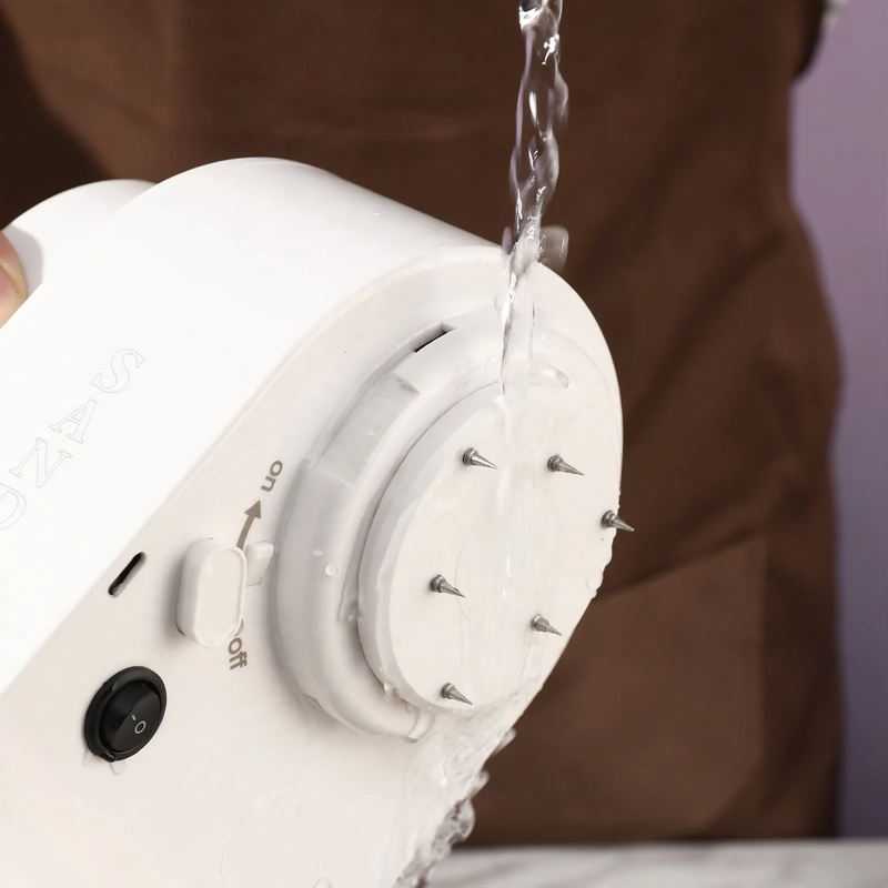 Electric ice machine for crushing ice