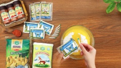 Sau khi làm phần pudding chúng ta sẽ chuyển sang làm bánh hoa sen ngàn lớp. Đầu tiên chuẩn bị phần bột nước gồm 150gr bột mì đa dụng, hỗn hợp nước đường gồm 40gr đường pha với 40ml nước, 40gr bơ lạt đun chảy, 1 ống vani Vianco, trộn đều tất cả thành một khối bột đều và thống nhất. Bọc khối bột lại để nghỉ 10 phút.