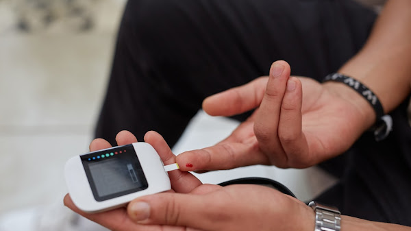 The Metabolic Shift: How AI and Wearable Tech Are Ending Generic Nutrition Advice