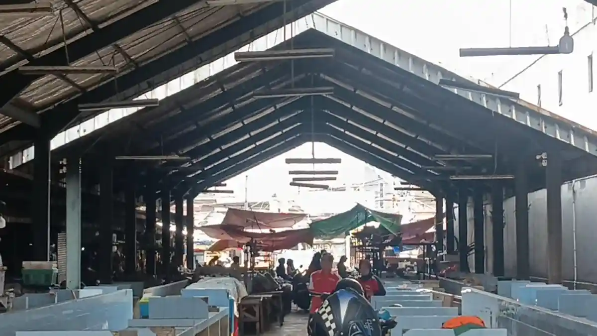 Petugas melakukan penataan kawasan pedagang kaki lima di sekitar Pasar Kramat Jati, Jakarta Timur.