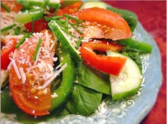 Cho salad ra đĩa. Rắc phô mai Parmesan bào nhỏ và hẹ lên rồi thưởng thức.