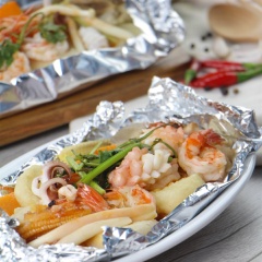 Món đậu hũ hải sản nướng giấy bạc độc đáo, ngon lạ, chắc chắn sẽ trở thành món ăn ngon nổi bật cho cả bữa tiệc gia đình. Nhờ vào sự kết hợp giữa các nguyên liệu tươi mát từ rau củ và hải sản, đậu hũ nướng giấy bạc cũng đã đầy đủ chất cho cả nhà ngon miệng . Lưu lại ngay cách làm đậu hũ nướng giấy bạc để tiện làm tại nhà mà không phải ra ngoài hàng quán nữa nhé.
