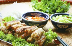 Trải bánh đa nem ra mặt phẳng, lấy một lượng nhân vừa đủ cuốn tròn lại. Thực hiện cho đến hết. Sau khi cuốn xong, đem chiên vàng giòn 2 mặt với nhiều dầu. Nem ốc (chả giò ốc) nóng hổi với những cuốn nem lớp vỏ giòn rụm, béo ngậy, bao lấy nhân thịt ốc bươu và hỗn hợp thịt băm, nấm mèo, ... Có thể ăn cùng bún tươi, hoặc chấm ăn với tương ớt hay nước mắm chua ngọt.