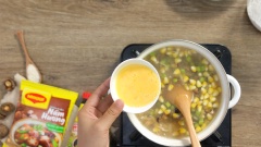 Pha bột năng với 1 muỗng canh nước lọc, đổ từ từ bột năng vào nồi súp, vừa đổ vừa khuấy đều để tạo độ sánh cho súp. Đun liu riu trên bếp 1 phút cho bột năng chín. Sau đó đổ trứng gà đánh tan vào, nhớ đổ nhẹ tay và khuấy đều thành vòng để tạo vân trứng giúp món súp nhìn đẹp mắt hơn.