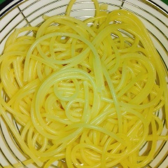 Đun sôi nước rồi cho 1 muỗng cà phê muối và dầu ăn vào. Cho mì pasta luộc khoảng 7 phút. Vớt ra xả với nước lạnh và để cho ráo nước.
