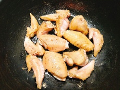 Đun nóng 2-3 muỗng canh dầu ăn, cho cánh gà cho vào chiên sơ qua. Lật cánh gà chiên cho 2 mặt cánh gà chín vàng thì vớt ra đĩa.
