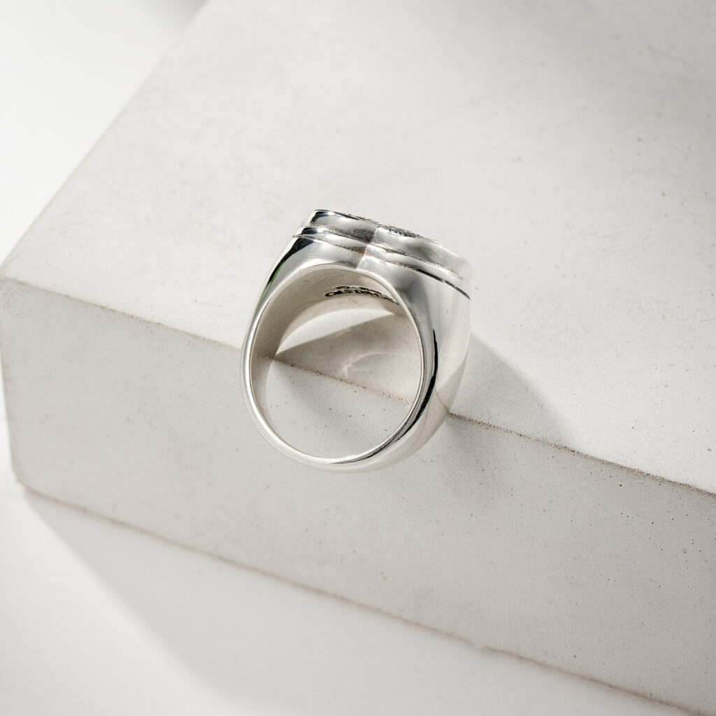 Кольцо печатка с золотой деталью