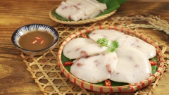 Thành phẩm: Bánh đúc lạc có màu trắng ngà, hơi trong, thấy được những viên lạc hồng hồng xinh xắn. Bánh mềm dẻo và có độ giòn đặc trưng nhờ nước vôi trong. Món ăn dân dã này chấm cùng tương bần hoặc mắm tôm là thích hợp nhất.