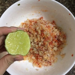 Sau đó vắt nước cốt 5 trái chanh vào, số lượng cũng có thể gia giảm theo khẩu vị. Tiếp theo là cho 3 muỗng canh nước mắm vào.