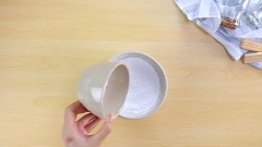 Trộn đều 100gr bột năng và 20gr bột gạo. Tiếp đến bạn nấu sôi nước với 50gr đường nâu và 3gr bột cacao để tạo màu cho trân châu. Khi hỗn hợp sôi già bạn múc từng muỗng trộn vào tô bột.
