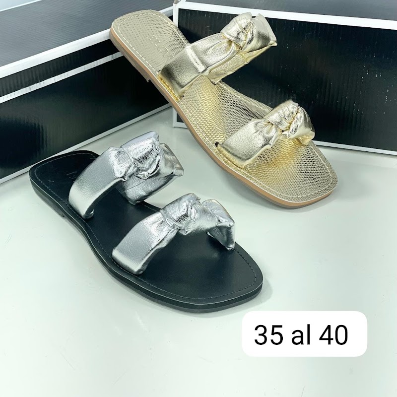 Sandalias planas con tiras anudadas
