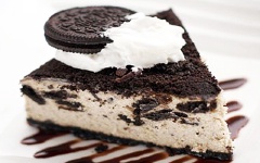 Sau đó lấy bánh Cheesecake Oreo ra trang trí đơn giản, chỉ cần phủ một ít vụn bánh Oreo lên là xong rồi nhé! Bánh Cheesecake Oreo mát lạnh có đế bánh Oreo ngọt bùi, phần kem phô mai béo ngậy, ngọt lịm, cực thơm ngon. Hứa hẹn mang đến cho cả nhà món ngon cuối tuần, nhâm nhi ăn chơi cực thích thú trong những lúc thư giãn.