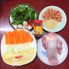Đem ngò rí, rau răm rửa sạch để ráo nước, rồi thái rối. Hành tây cũng đem rửa sạch và thái lát ngang hoặc dọc. Nếu không ăn được hành sống thì có thể trụng qua nước sôi. Cà rốt thái miếng nhỏ dài vừa ăn. Rang vàng mè trắng và lạc. Đậu phộng sát vỏ, tách nhỏ.