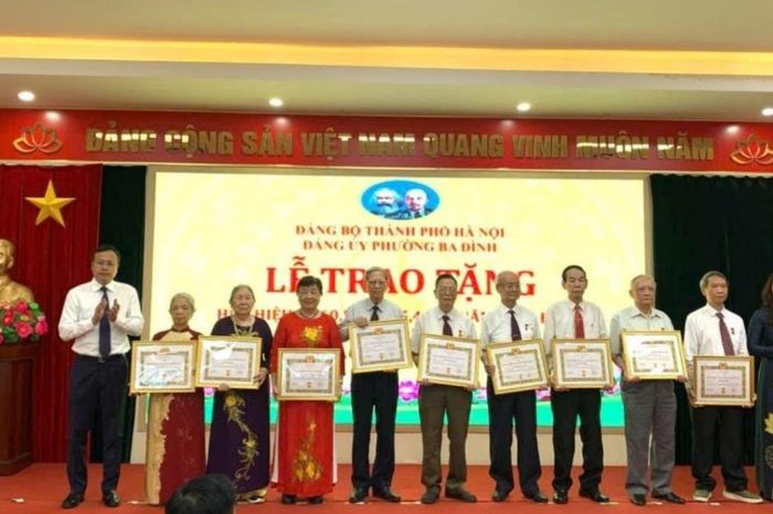 Phường Ba Đình: 80 đảng viên được trao tặng Huy hiệu Đảng - Đài Phát thanh và truyền hình Hà Nội