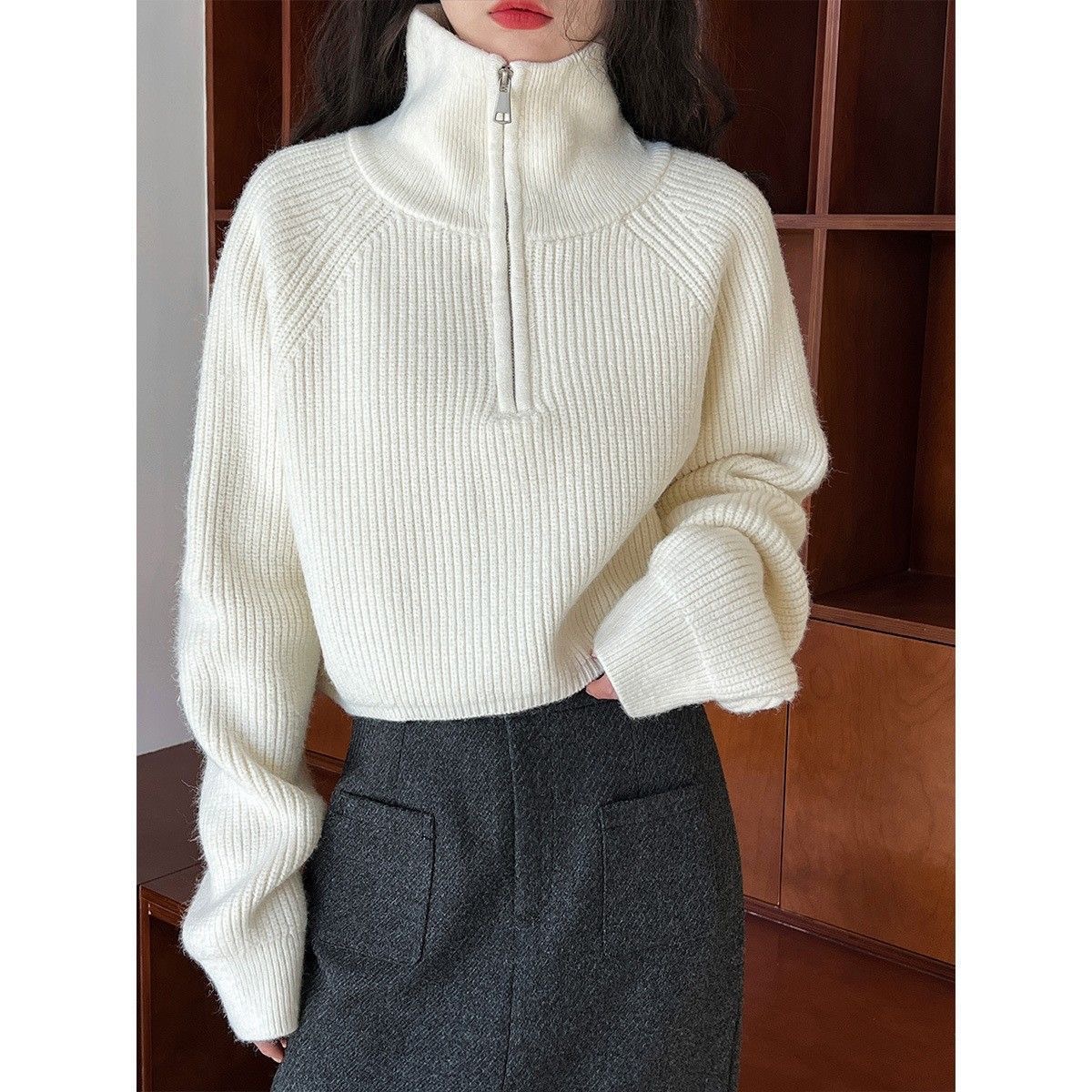 Loose knitted sweater with zipper and lapel collar