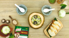Dừa ấp nấm cà ri xanh là món ăn chay mới lạ, hương vị thơm ngon và rất bổ dưỡng. Món ăn này tuy thực hiện hơi cầu kì nhưng kết quả mang lại sẽ không làm bạn và gia đình thất vọng đâu. Hương vị cà ri xanh đến từ Thái Lan cay the, nước cốt dừa thơm béo, bên trong là các loại nấm dai dai và khoai lang ngọt bùi. Cà ri nóng chấm với bánh mì là cực kì ngon luôn đấy.