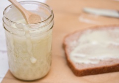 Bạn có thể dùng sốt mayonnaise dầu olive chay làm sốt trộn salad hoặc dùng để chấm rau củ, không nên dùng sốt này để nấu các món ăn có gia nhiệt nhé. Khi không dùng hết, bạn nhớ cho vào lọ thủy tinh để bảo quản dùng dần nhé.