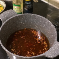 Nấu nước giấm ngâm: Cho 300ml nước vào nồi, cho 5 vá nhỏ nước mắm, 10 muỗng canh đường, 1 muỗng canh ớt bột, 1 muỗng cà phê muối, 1/2 chén ăn cơm giấm gạo vào. Đun sôi với lửa nhỏ, bạn nếm thử xem nước ngâm có vị vừa ăn chua ngọt mặn, đậm đà là được. Sau khi nấu xong nước giấm ngâm, đợi nước thật nguội mới cho vào hũ chân gà.