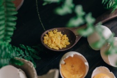 Sau khi lòng đỏ chín, lấy ra thấm bớt dầu vào cho vào hộp đậy kín, trữ trong tủ mát dùng dần trong 2 tuần. Các bạn có thể dùng như trứng muối thông thường hoặc có thể bào/bóp vụn để ăn chung với salad hoặc mì ý để tăng thêm hương vị. Ngoài ra có thể bỏ tủ đông để dùng trong 2-3 tháng nhé