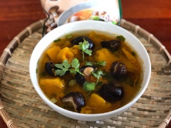 Trình bày canh bí đỏ nấm hương ra bát và thưởng thức với cơm nhé!
