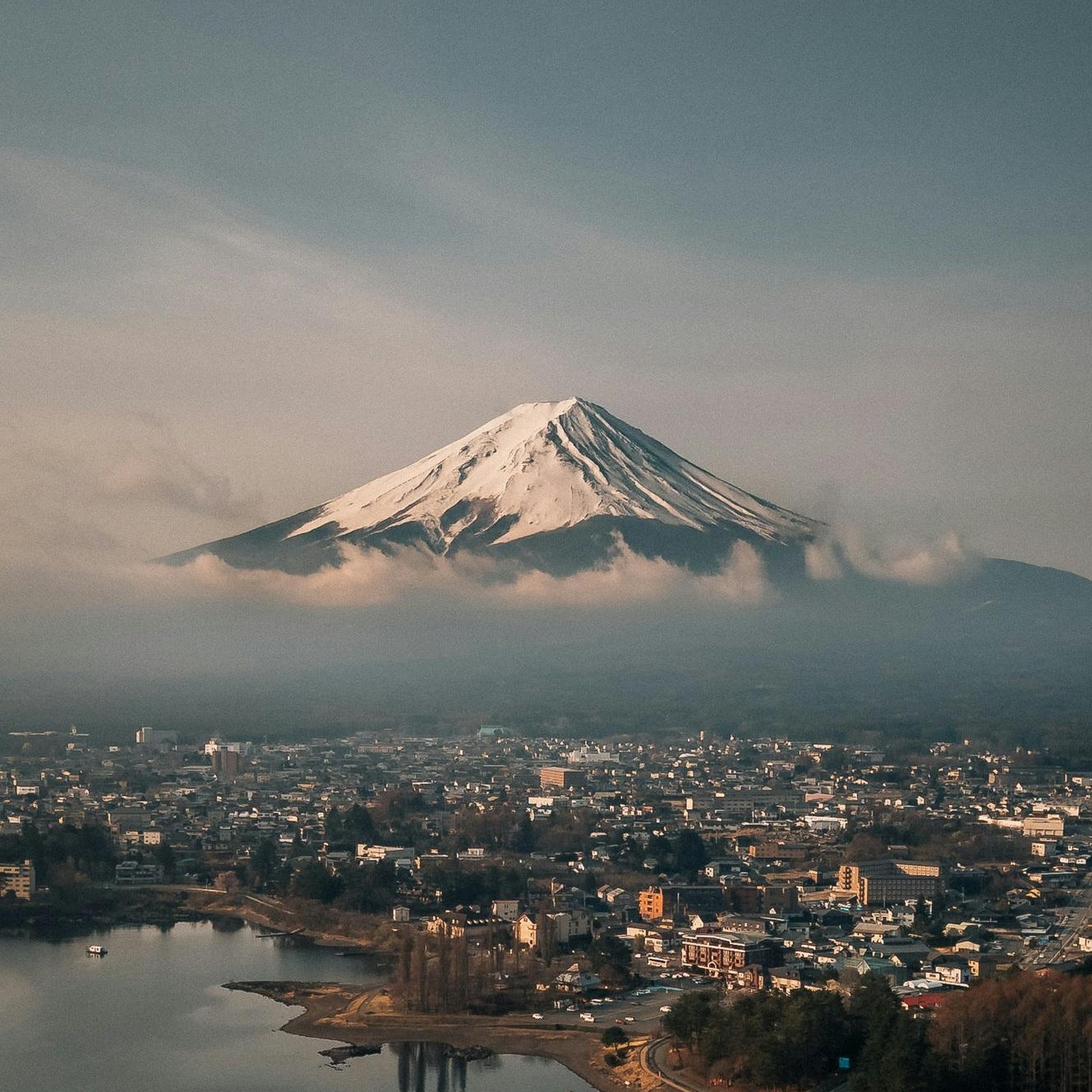 Download Majestic Mount Fuji Over Water Full HD iPhone
