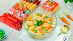 Súp nui xúc xích rau củ là món ngon dinh dưỡng rất thích hợp cho các mẹ làm cho bé. Món súp nui với rau củ tươi ngon hài hoà, nước dùng ngọt thanh và xúc xích bổ dưỡng chắc chắn sẽ làm phong phú thêm thực đơn cho cả gia đình. Nào, còn chờ gì nữa mà không bắt tay vào làm thôi!
