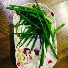 Chuẩn bị các loại nguyên liệu: Cá bò, cà chua, thơm, tỏi, hành tím, hành lá. Cà chua và thơm thái nhỏ. Tỏi, hành tím băm nhỏ.