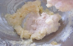 Khoai tây luộc chín, bóc vỏ, dùng muỗng nghiền nhuyễn. Thêm bột mì, men nở, muối vào, trộn đều.