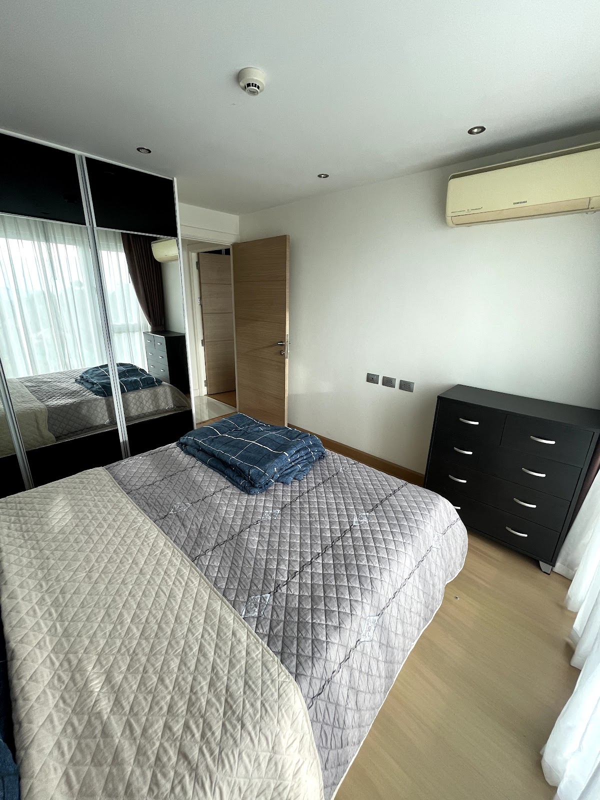 Unixx - 2 Bed, Floor 37 6