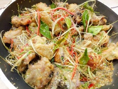 Giữ lại khoảng 2 muỗng canh dầu chiên trong chảo, cho sả, ớt, lá chanh vào, đảo sơ thấy lá chanh vào giòn là được. Tiếp đên, đặt chảo sạch khác lên bếp, cho phần thịt gà vào rồi rắc đều 2 muỗng canh muối đã xay vào rồi xóc đều để phần muối bám đều từng miếng gà. Sau đó thêm phần sả, ớt vừa chiên vào. Sau đó rắc thêm ít lá chanh thái chỉ là xong.