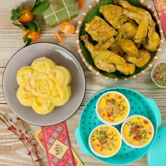 Món ăn có màu vàng ươm đẹp mắt, điểm thêm màu xanh của lá chanh thái sợi, chấm kèm với muối tiêu cay cay càng làm cho món ăn thêm phần hấp dẫn khó mà cưỡng nổi.